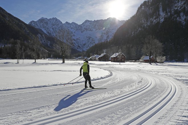 Izposodim si opremo za tek na smučeh in poskusim na primer na Jezerskem. FOTO: Leon Vidic/Delo