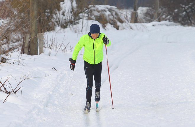 Uporabimo lahko oprijeto lažje zimsko športno oblačilo, podloženo trenirko, tanjše smučarsko perilo, brezrokavnik, vetrovko, kapo, tanjše rokavice s prsti, sončna očala. FOTO: Jože Suhadolnik