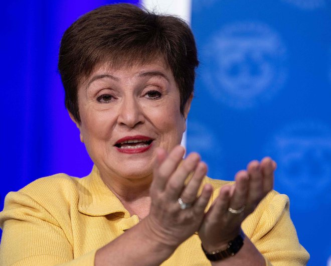 Mednarodni denarni sklad, ki ga vodi Kristalina Georgieva, opozarja na pomen cepljenja po vsem svetu, ki ga morajo spremljati politike za podporo prizadetim ob pandemiji. FOTO: Nicholas Kamm/AFP