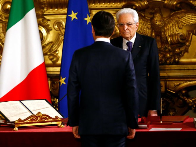Giuseppe Conte (levo) je predsednika republike Sergia Mattarello drugič v treh letih obvestil o svojem odstopu, vendar upa, da bo dobil še eno priložnost za sestavo vladajoče koalicije. FOTO: Tony Gentile/Reuters