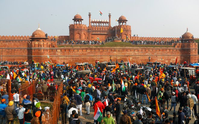 Indijski dan republike je zaznamovala slavnostna parada, a tudi protest kmetov zaradi nedavne agrarne reforme v državi. FOTO: Adnan Abidi/Reuters