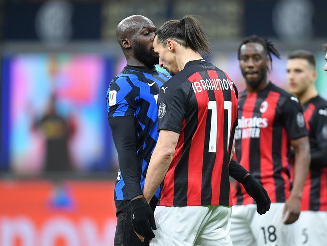 Zlatan Ibrahimović in Romelu Lukaku sta bila osrednji osebnosti četrtfinalnega dvoboja za italijanski pokal med Milanom in Interjem. FOTO: Daniele Mascolo/Reuters