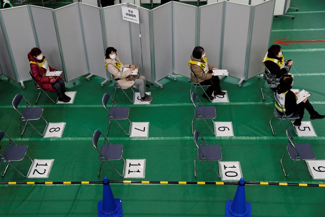 Priprave na cepljenje v japonskem Kavasakiju. FOTO: Kim Kjung Hunn/Reuters