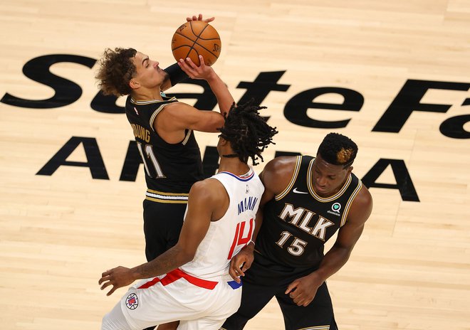 Mladi 22-letni zvezdnik Atalante Trae Young je bil prehiter in nerešljiva uganka za tekmece iz Los Angelesa. FOTO: Kevin C. Cox/AFP