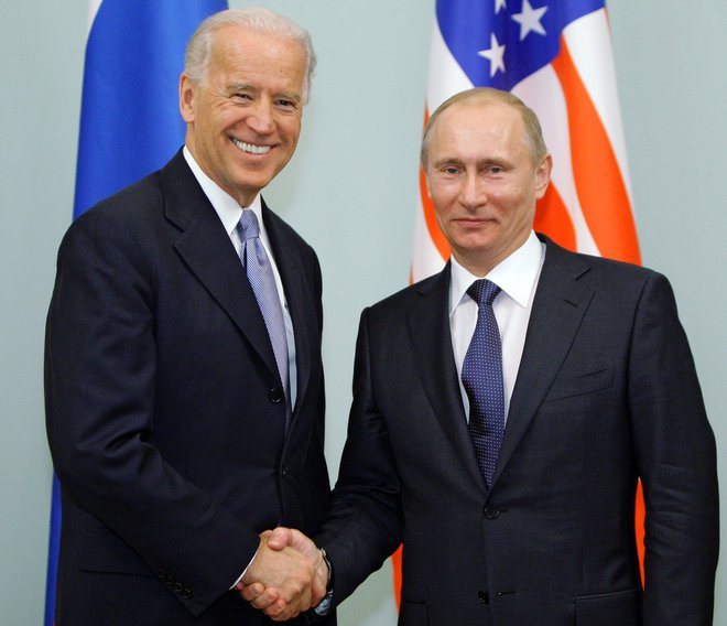 Joe Biden in Vladimir Putin v Moskvi leta 2011, ko je bil Biden ameriški podpredsednik. FOTO:&nbsp;Alexey Druzhinin/AFP