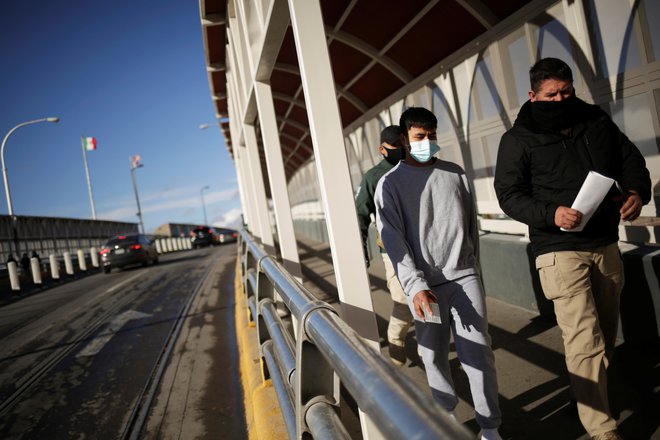 Izgon mehiškega migranta iz ZDA na mejnem prehodu Paso del Norte. FOTO: Jose Luis Gonzalez/Reuters