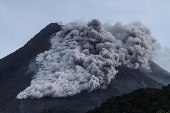 Najaktivnejši indonezijski vulkan Merapi znova bruha lavo in pepel. FOTO: Antara via Reuters