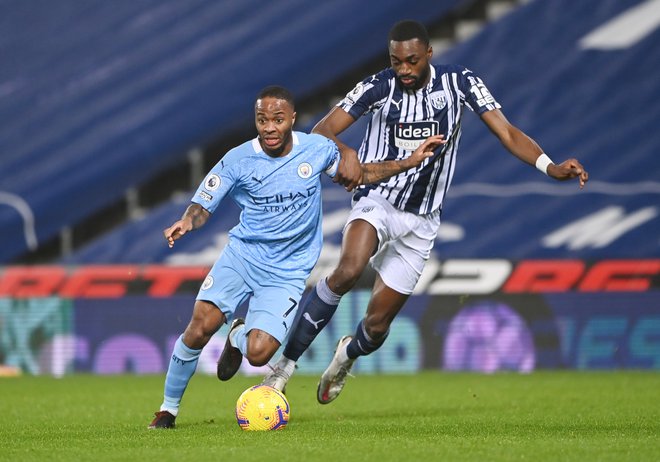 Raheem Sterling (levo) je eden od najmočnejših adutov Pepa Guardiole, ki je Manchester City vrnil na vrh lestvice v premier league. FOTO: Laurence Griffiths/Reuters