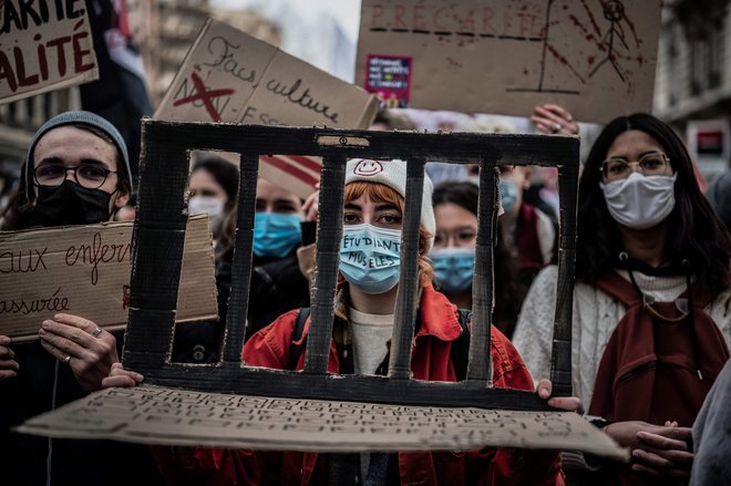 V Lyonu študentje demonstrirajo na shodu v okviru nacionalnega dneva učiteljev in študentov. Na ulice so odšli zaradi nizkih plač učiteljev in slabega vladnega spopadanja s pandemijo v šolah. FOTO: Jeff Pachoud/Afp