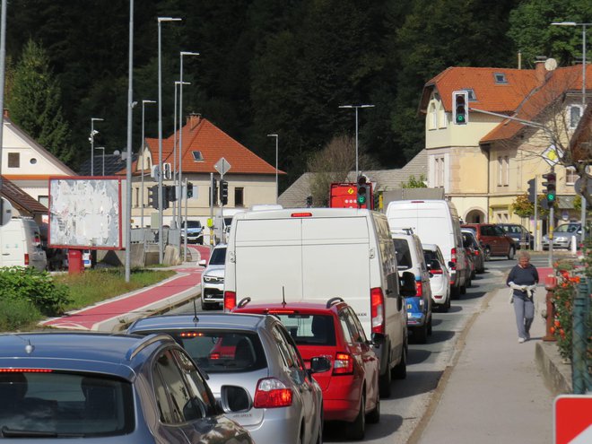 Zgoščen promet skozi Škofljico spravlja prebivalce ob prometnici v obup. FOTO: Bojan Rajšek/Delo