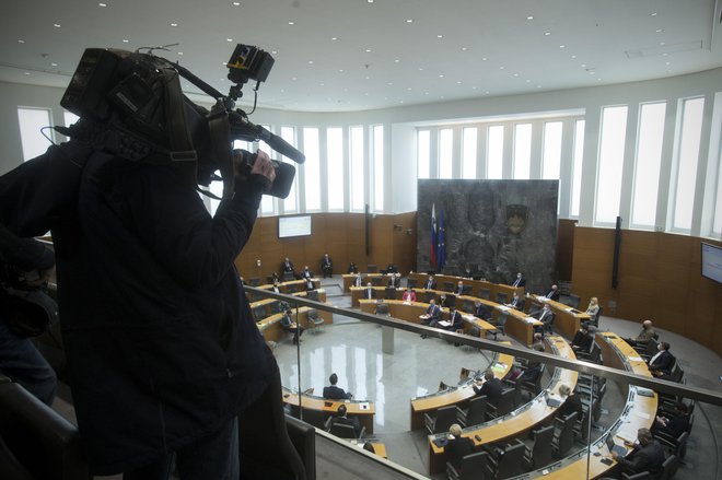 Negotovost pred glasovanjem o nezaupnici v državnem zboru.<br />
FOTO: Jure Eržen/Delo
