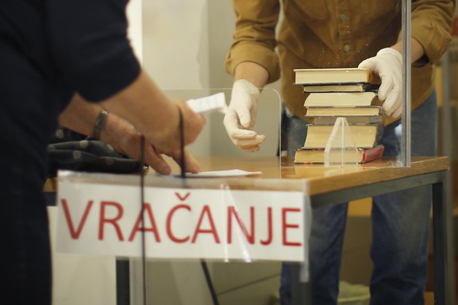 V ljubljanskih knjižnicah bodo zaposleni dobili dodatek za delo v tveganih razmerah, v Celju ne. FOTO: Jure Eržen/Delo