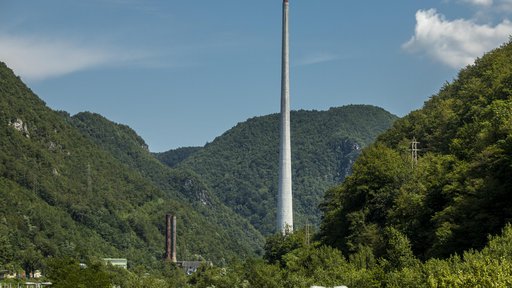 Njun poskus na dimniku termoelektrarne v Trbovljah, ki je s 360 metri najvišji dimnik v Evropi, so zabeležile tudi kamere. FOTO: Voranc Vogel