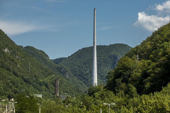 Njun poskus na dimniku termoelektrarne v Trbovljah, ki je s 360 metri najvišji dimnik v Evropi, so zabeležile tudi kamere. FOTO: Voranc Vogel