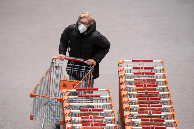 Avstrijci, starejši od 14 let, morajo od ponedeljka v trgovinah, javnem prometu, zdravstvenih ustanovah in storitvenih dejavnostih nositi zaščitne maske FFP2. FOTO: Alex Halada/AFP