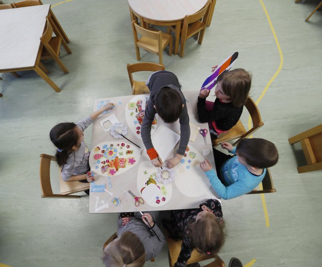 Na novo se pravica do brezplačnega vrtca širi na družine s tremi ali več otroki, tako da je tretji in vsak nadaljnji otrok upravičen do brezplačnega vrtca ne glede na to, ali je še kateri otrok v vrtcu ali ne. FOTO: Leon Vidic/Delo