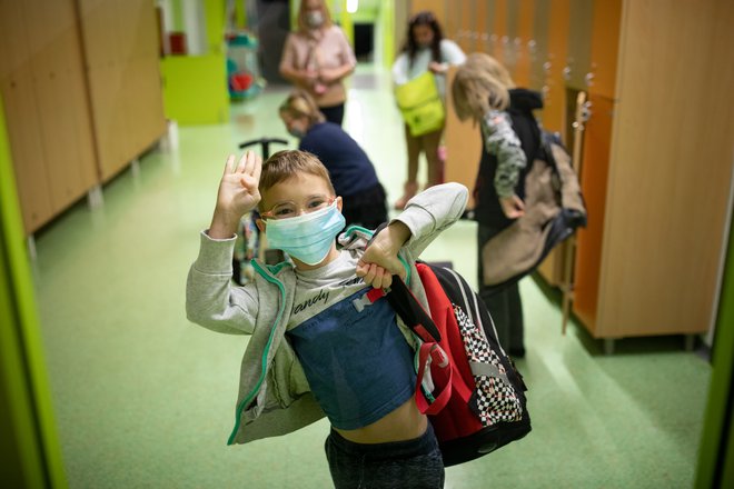 Z včerajšnjim dnem so se po večmesečni prekinitvi v šole vrnili učenci prve triade. Na fotografiji 3. c razred na osnovni šoli Maksa Pečarja v Črnučah. FOTO: Voranc Vogel