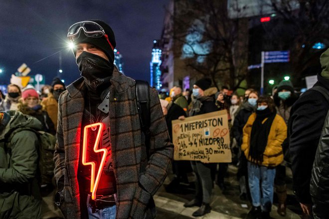 Rdeča strela se je kot simbol podpornikov pravice do izbire razširila tudi po družbenih omrežjih. FOTO: Wojtek Radwanski/AFP