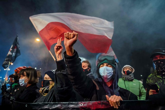 Skupina podpornikov pravice do izbire, ki se je včeraj zbrala v Varšavi. FOTO: Wojtek Radwanski/AFP