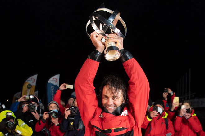 Yannick Bestaven se je veselil zmage na zahtevni jadralni preizkušnji. FOTO: Loic Venance/AFP