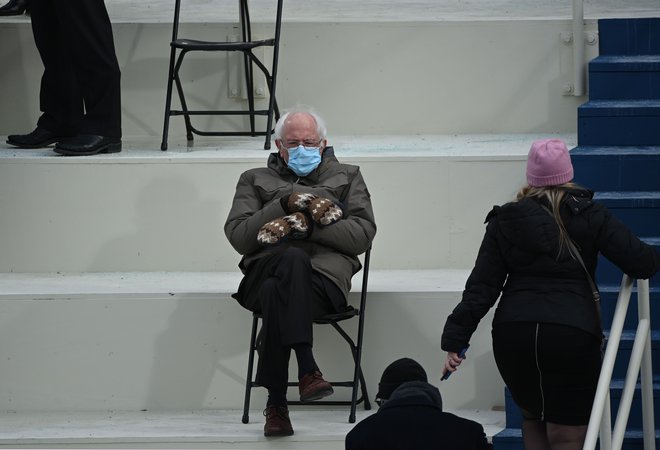 Posnetki ravnodušnega Sandersa na inavguraciji so postali spletna senzacija. FOTO: Brendan Smialowski/AFP