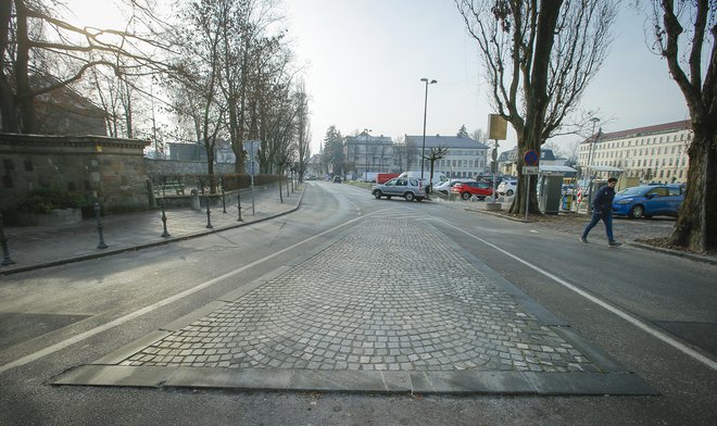 Hieronimova ulica je med Križankami in parkiriščem, kjer bo nekoč zgrajen Nuk II. FOTO: Jože Suhadolnik/Delo