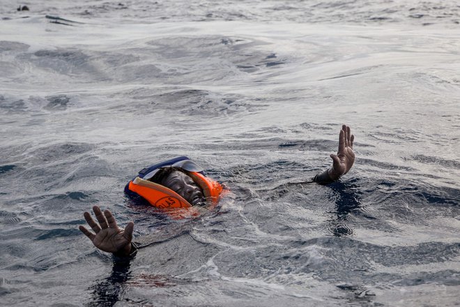 Italija ni ravnala v skladu z mednarodnim pravom in leta 2013 ni reševala beguncev s potopljene ladje. Slika je simbolična.&nbsp; FOTO: Alessio Paduano/AFP