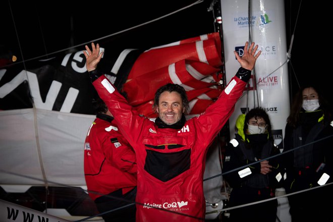 Prvi je v pristanišče na zahodu Francije Les Sables d'Olonne priplul Yannick Bestaven. FOTO: Loic Venance/AFP