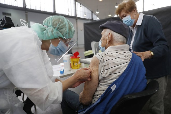 Kljub prizadevanjem, da bi v Sloveniji hitro pridobili dogovorjene količine cepiva, se utegne program množičnega cepljenja zamakniti v drugo polovico leta. FOTO: Leon Vidic/Delo