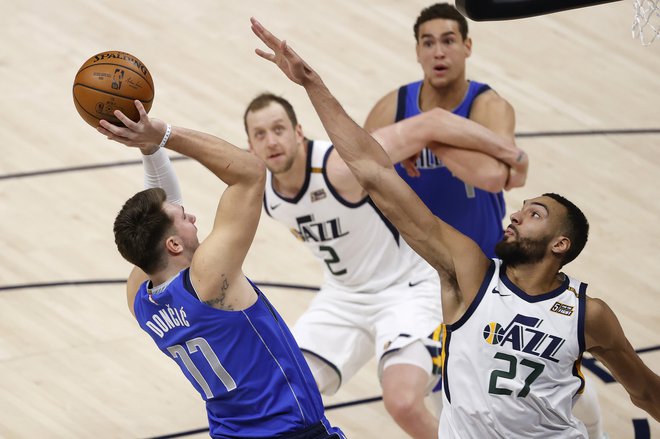 Luka Dončić (77) bi bržkone najraje zamenjal vlogo z Utahovim centrom Rudyjem Gobertom (desno). V sredini Joe Ingles. FOTO: Jeffrey Swinger/USA Today Sports