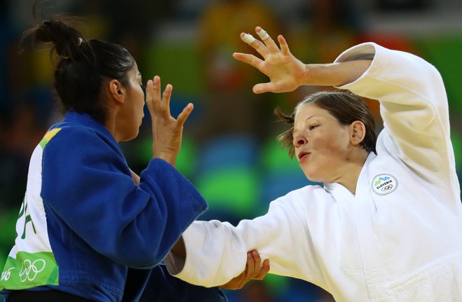 Slovenski judoisti so izjemno uspešni. Na olimpijskih igrah so osvojili že pet kolajn. V Riu de Janeiru 2016 se je ob bronasti Ani Velenšek (do 78 kg) slovesne razglasitve udeležila tudi Tina Trstenjak (desno), ki se je ovenčala z zlato lovoriko v kategoriji do 63 kilogramov. FOTO: Kai Pfaffenbach/Reuters