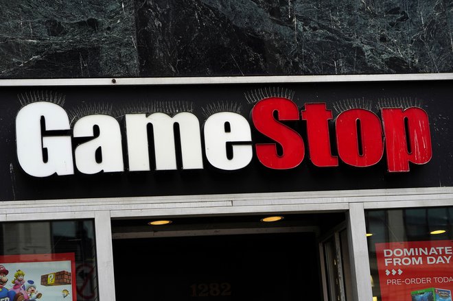 Veriga trgovin z računalniškimi igricami GameStop je v središču špekulacij, ki so zatresle borzni svet. FOTO: Carlo Allegri/Reuters