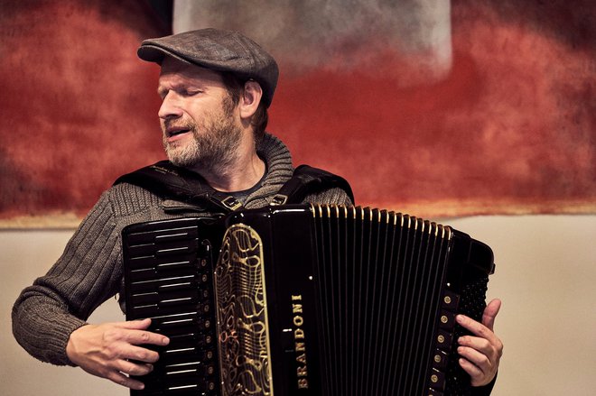 Zasavski harmonikar Jure Tori ima poleg Orlekov številne glasbene projekte, med njimi tudi Tori Tango. Foto Iztok Zupan