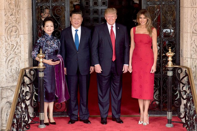 Predsednik Donald Trump in prva dama Melania s kitajskim predsedniškim parom Xi Jingpingom in njegovo ženo Peng Liyuan aprila 2017 Foto D. Myles Cullen/The White House