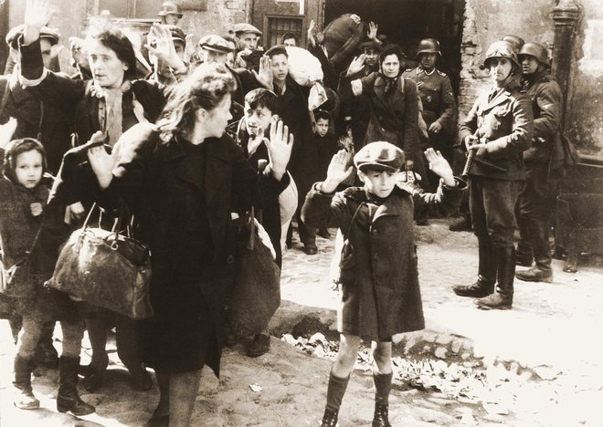 Fotografija, ki je nastala med zatrtjem upora v varšavskem getu, sodi med najbolj znane fotografije druge svetovne vojne. FOTO: Wikipedia