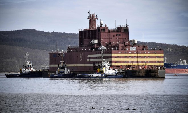 Ladja z dvema 35-megavatnima reaktorjema pri Murmansku. FOTO: Alexander Nemenov/AFP