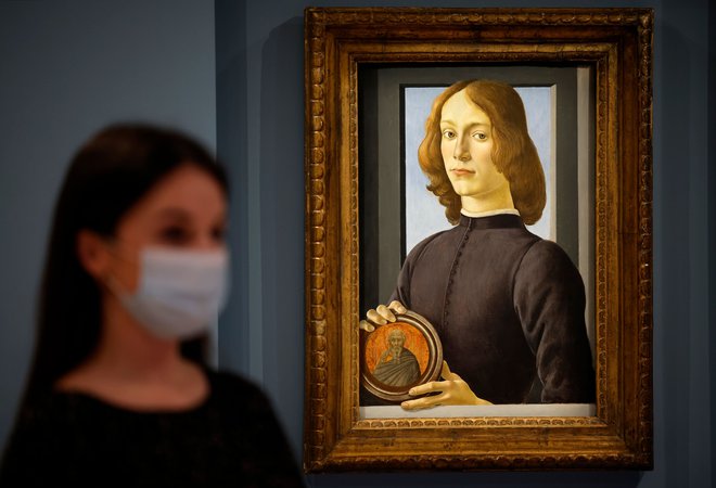 Sandro Botticelli je&nbsp;portret mladeniča s tondom v rokah domnevno naslikal v 70. ali 80. letih 15. stoletja. FOTO:&nbsp;Tolga Akmen AFP