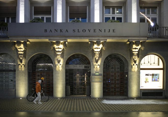 Struktura finančnega sistema v Sloveniji je takšna, da bančni sistem prevladuje in je varnost varčevalcev v bankah ključna za finančno stabilnost. FOTO: Jože Suhadolnik/Delo