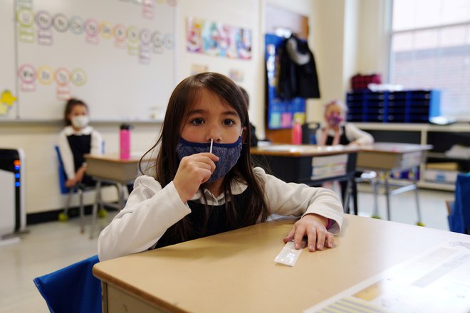 V katoliški osnovni šoli South Boston v Bostonu so si morali učenci kar sami iz nosu vzeti vzorec brisa za hitri test. FOTO: Allison Dinner/Reuters