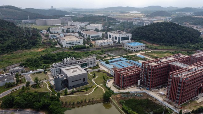 Laboratorij Inštituta za virologijo v Wuhanu so številni na Zahodu povezovali z izvorom novega koronavirusa, kitajska oblast pa od preiskovalcev Svetovne zdravstvene organizacije pričakuje politično nepristranskost. FOTO: Hector Retamal/AFP