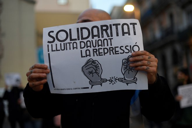 Solidarnost in boj proti represiji oziroma proti globam zaradi kršenja koronavirusnih ukrepov. Foto Josep Lago/AFP