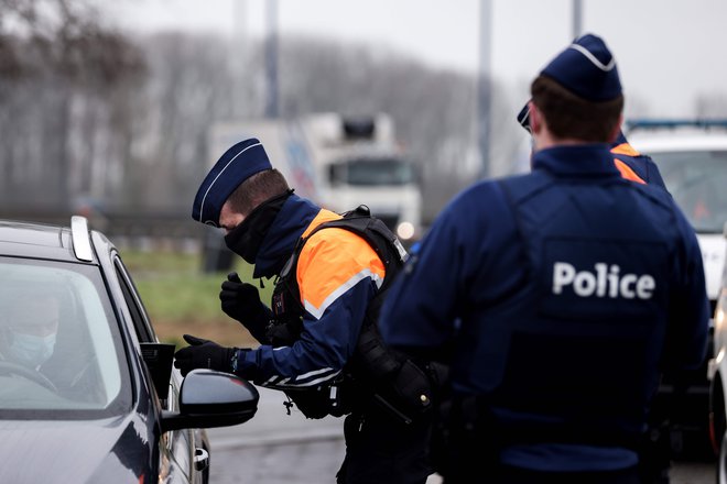 Nekatere evropske države so že prepovedale vsa nenujna potovanja. FOTO: Kenzo Tribouillard/AFP