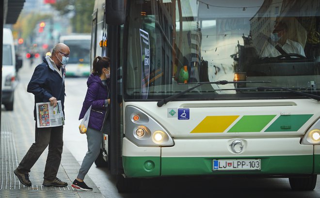 Delavci, ki bi si kupili poimensko mesečno vozovnico za javni prevoz, bi dobili v celoti povrnjen strošek nakupa. Foto Jože Suhadolnik
