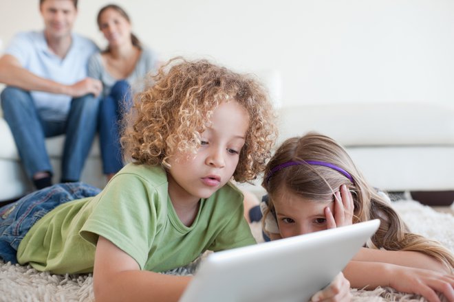 E-knjige so sedanjost, tehnologija pa velik del življenja otrok in mladine. Za zdaj si elektronske knjige v slovenščini lahko izposodijo le v splošnih knjižnicah. FOTO: Shutterstock Photo