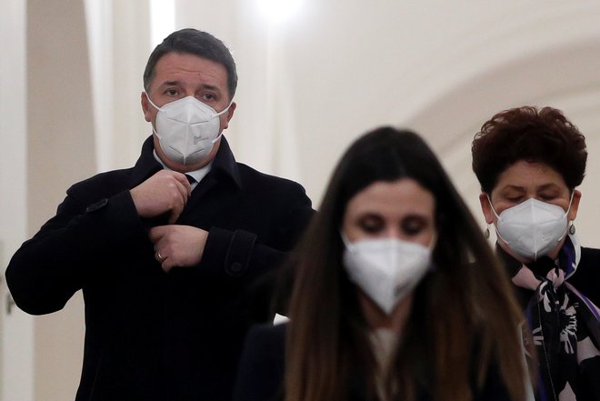 Matteo Renzi (levo) je sprožil padec italijanske vlade in dvignil kreditne pribitke na obveznice.<br />
FOTO: Guglielmo Mangiapane/Reuters