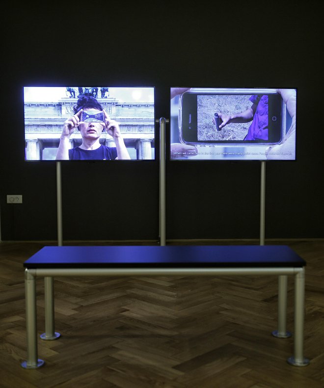 Dvokanalna videoinstalacija <em>Povzetek</em><em> </em>Hito Steyerl iz leta 2012. Zbirka Lah Contemporary. FOTO: Blaž Samec/Delo