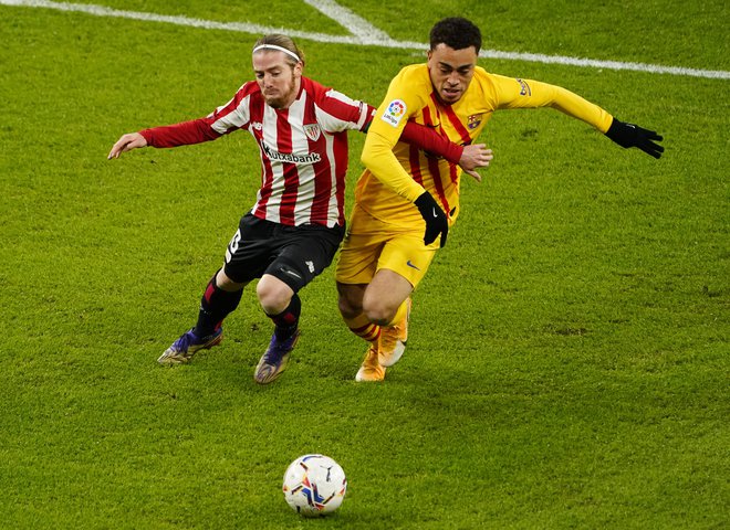 Prerojeni kapetan Athletic Bilbaa Iker Muniain (levo) bo znova v ogorčenem boju s katalonskimi tekmeci iz Barcelone. FOTO: Vincent West/Reuters