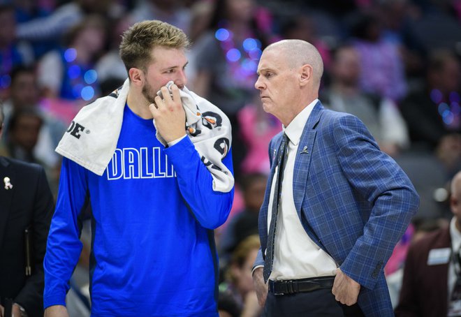 Dallas trener Rick Carlisle zaupa in verjame v košarkarski talent Luke Dončića. FOTO: Jerome Miron/Usa Today Sports