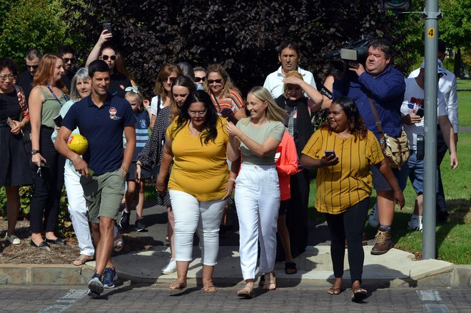 Številka 1 med moškimi Novak Đoković se je po dvotedenski osamitvi z veseljem privoščil sprehod in druženje z navijači. FOTO: Brenton Edwards/AFP