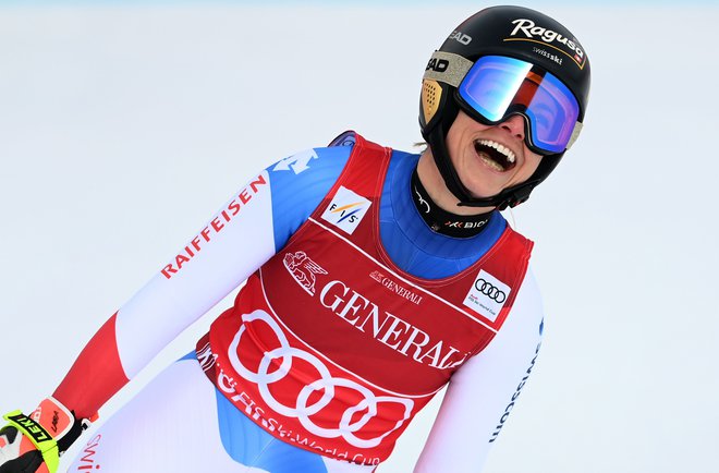 Lari Gut-Behrami je takole nasmejana prismučala v cilj superveleslaloma v Garmisch-Partenkirchnu. FOTO: Christof Stache/AFP